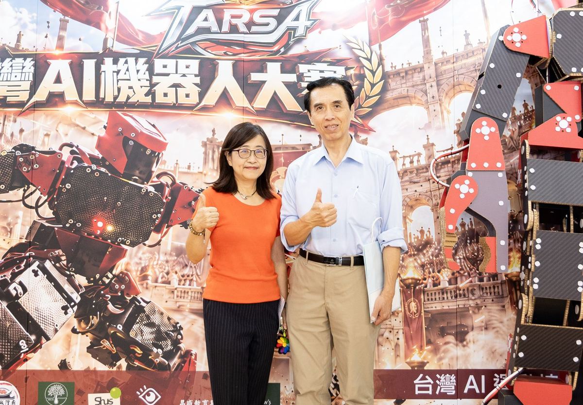第一屆台灣 AI 機器人運動大賽現場合影