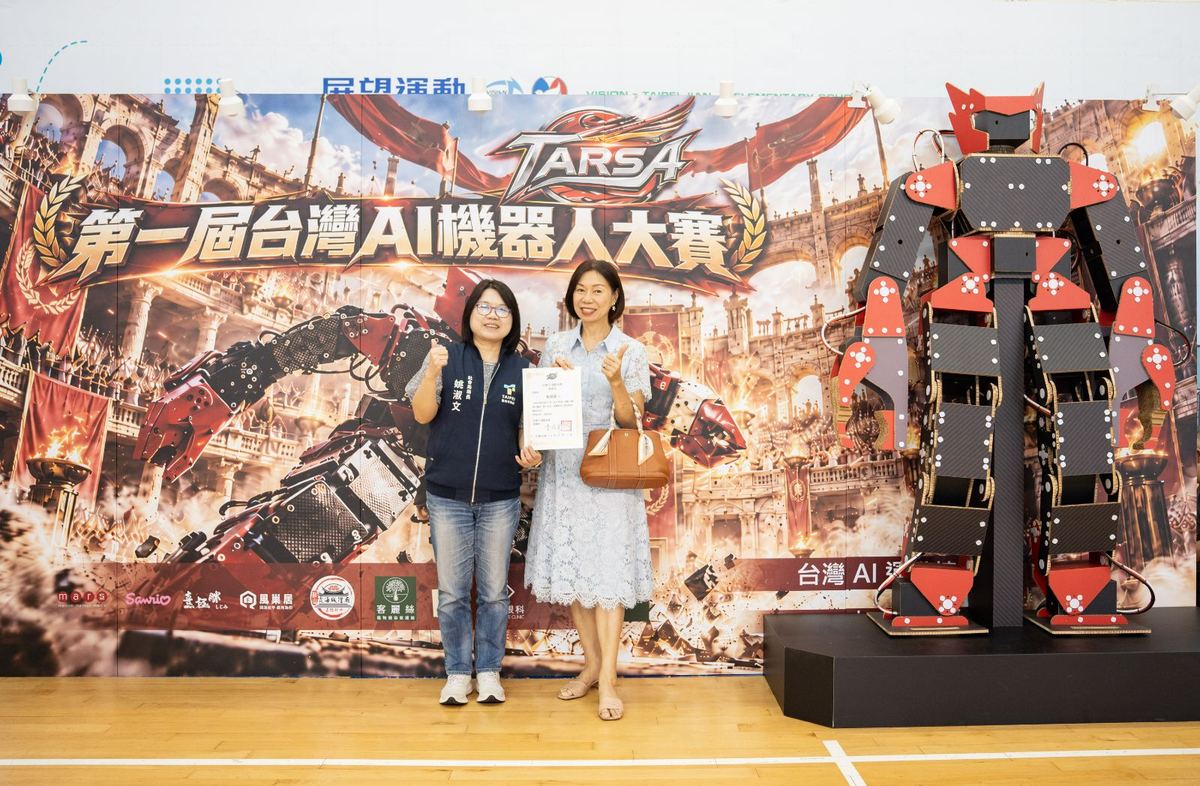 大賽現場與參展機器人合影