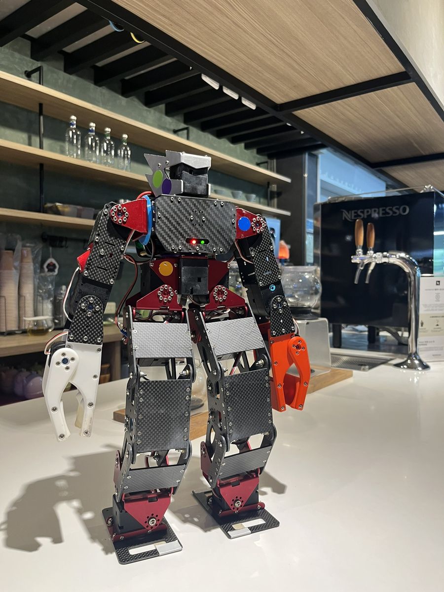 齊格飛人形機器人在新旺集瓷展示空間