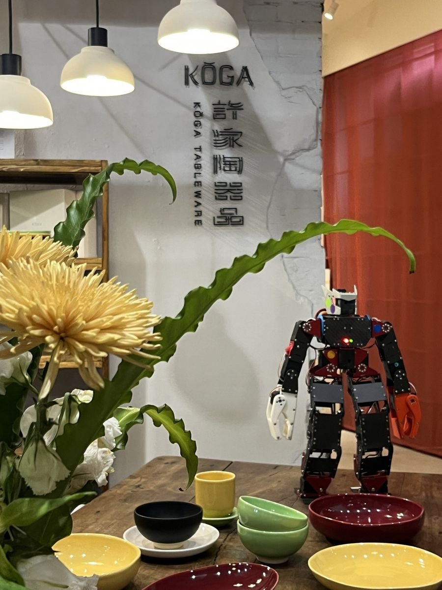 齊格飛人形機器人與陶藝作品合影