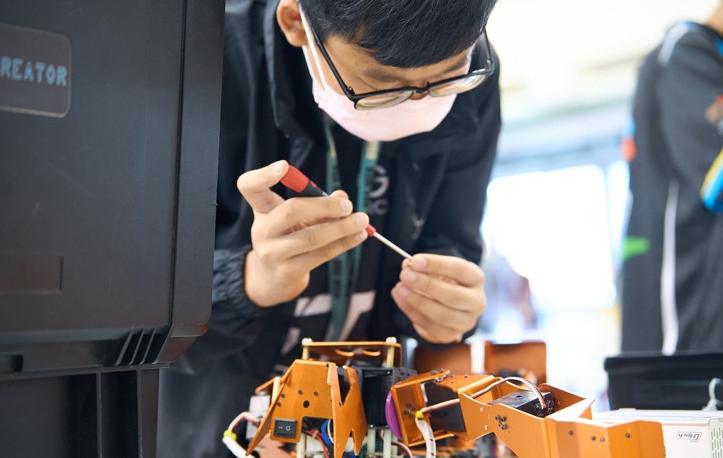 學生動手組裝機器人